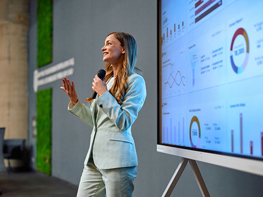 WHAT IS A STARTUP ACCELERATOR AND HOW DOES IT HELP ENTREPRENEURS?